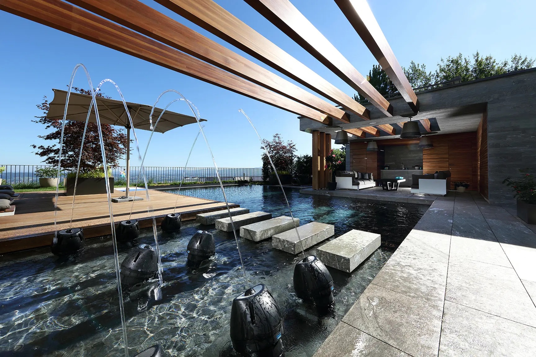 Pool mit Wasserspiel und Pergola auf einer Dachterrasse