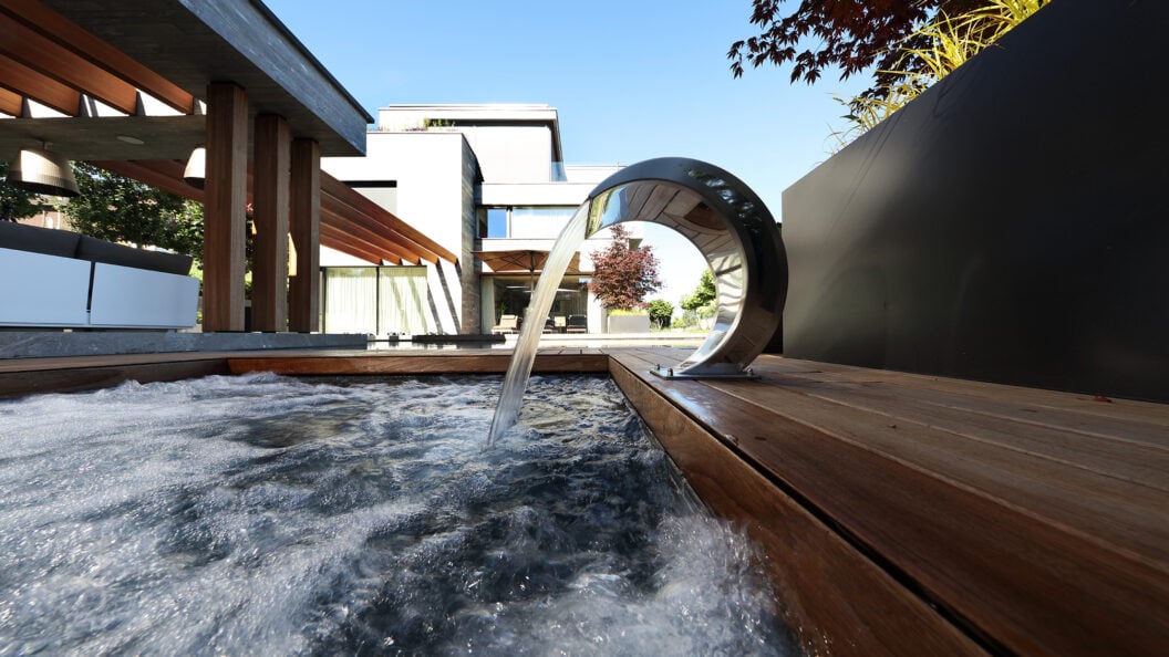 Sobre Todo – Pool & Spa mit grauem Naturstein und Jumping Jets, Feusisberg