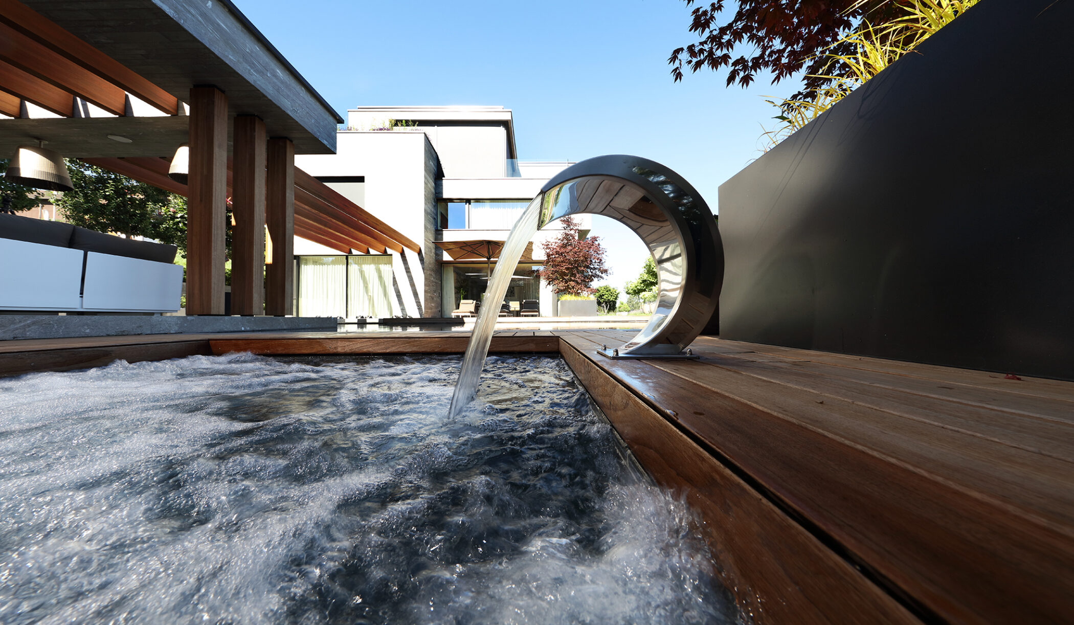 Sobre Todo – Pool & Spa mit grauem Naturstein und Jumping Jets, Feusisberg