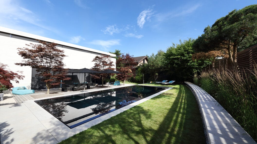 Black Beauty – Pool mit vierseitiger Überlaufrinne und schwarzem Naturstein, Thalwil