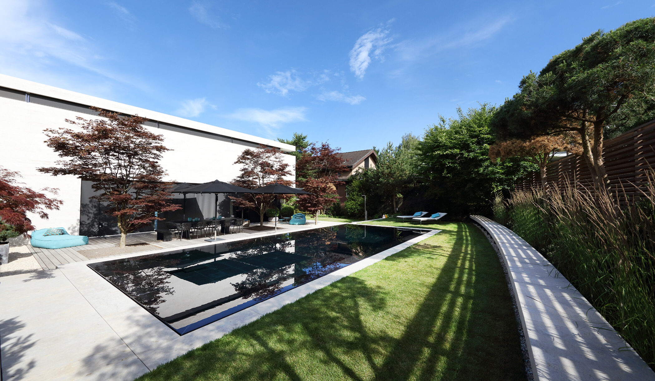 Black Beauty – Pool mit vierseitiger Überlaufrinne und schwarzem Naturstein, Thalwil