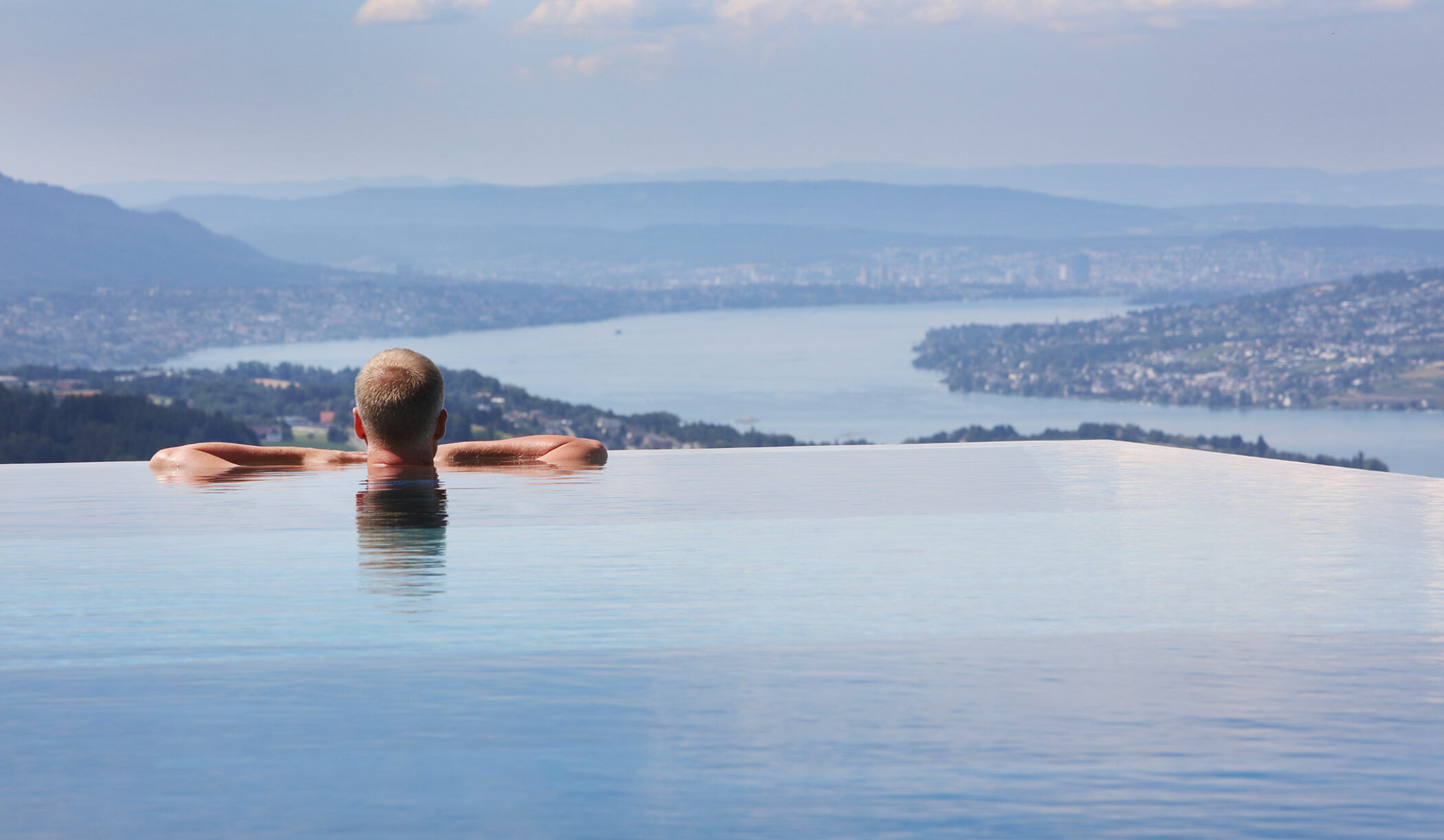 Infinity Pool mit Fernsicht über den Zürichsee, Schindellegi SZ