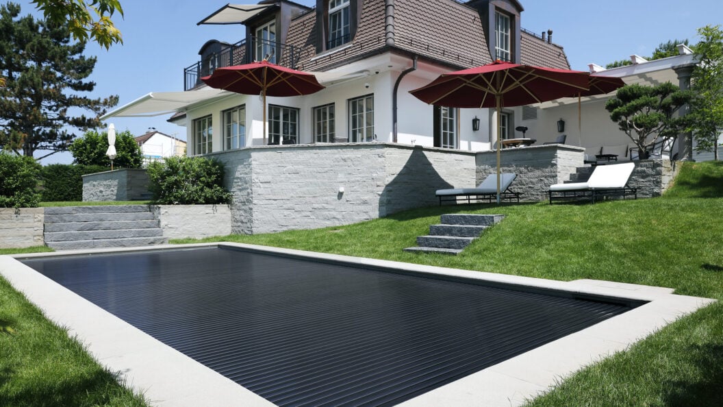 Garten-Schwimmbad mit Mosaik ausgekleidet, Herrliberg