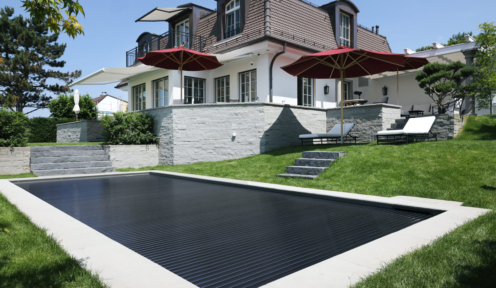 Garten-Schwimmbad mit Mosaik ausgekleidet, Herrliberg