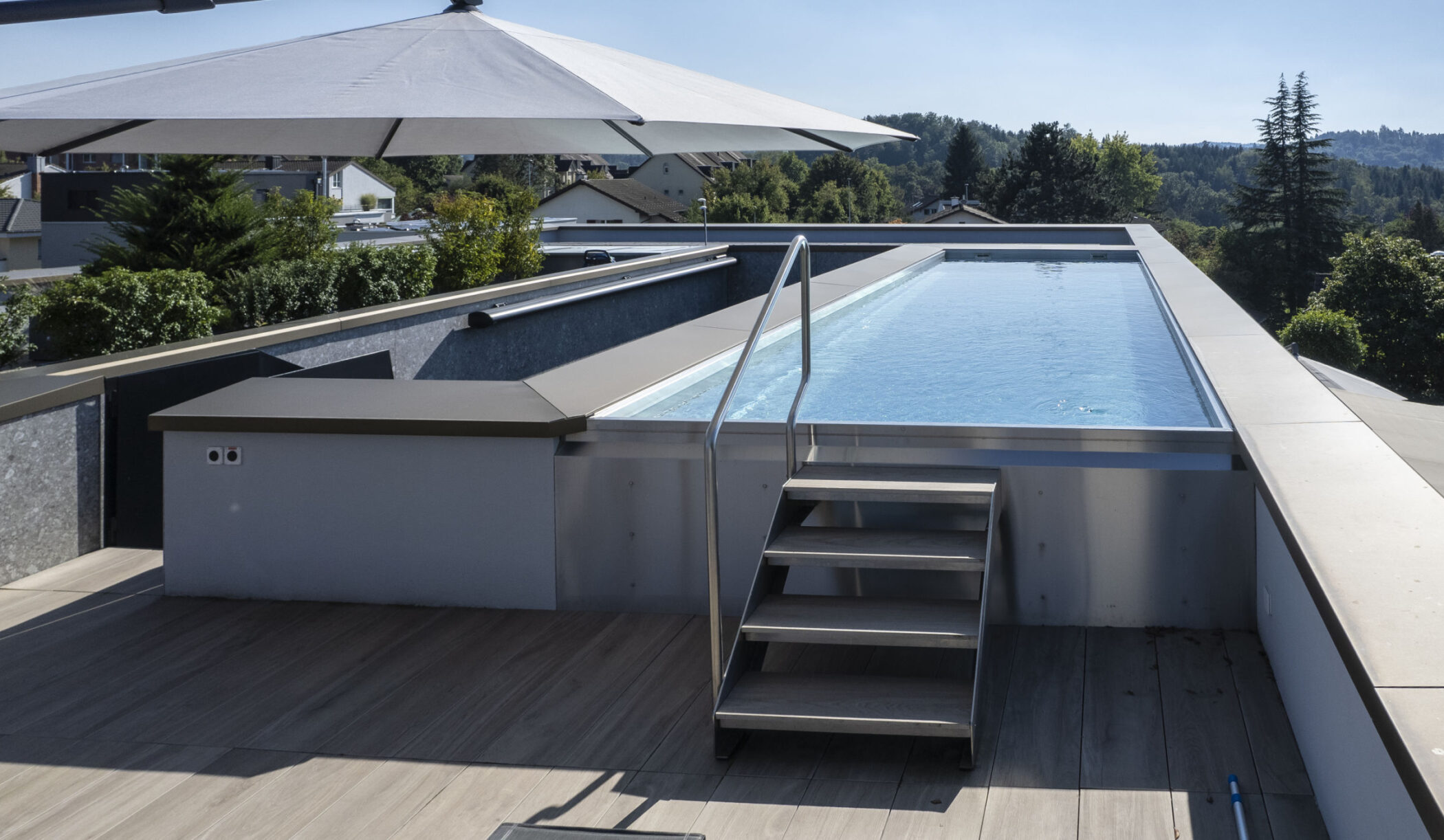 Rooftop-Pool auf der Dachterrasse, Frauenfeld