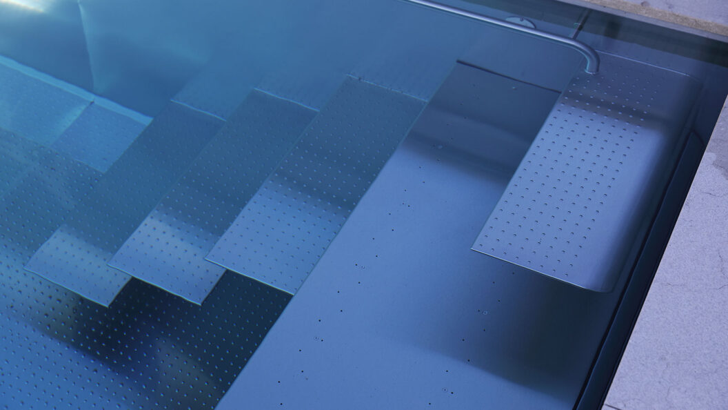 Infinity-Edelstahlpool in Pfäffikon SZ mit klarem Wasser