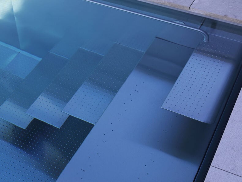 Infinity-Edelstahlpool in Pfäffikon SZ mit klarem Wasser