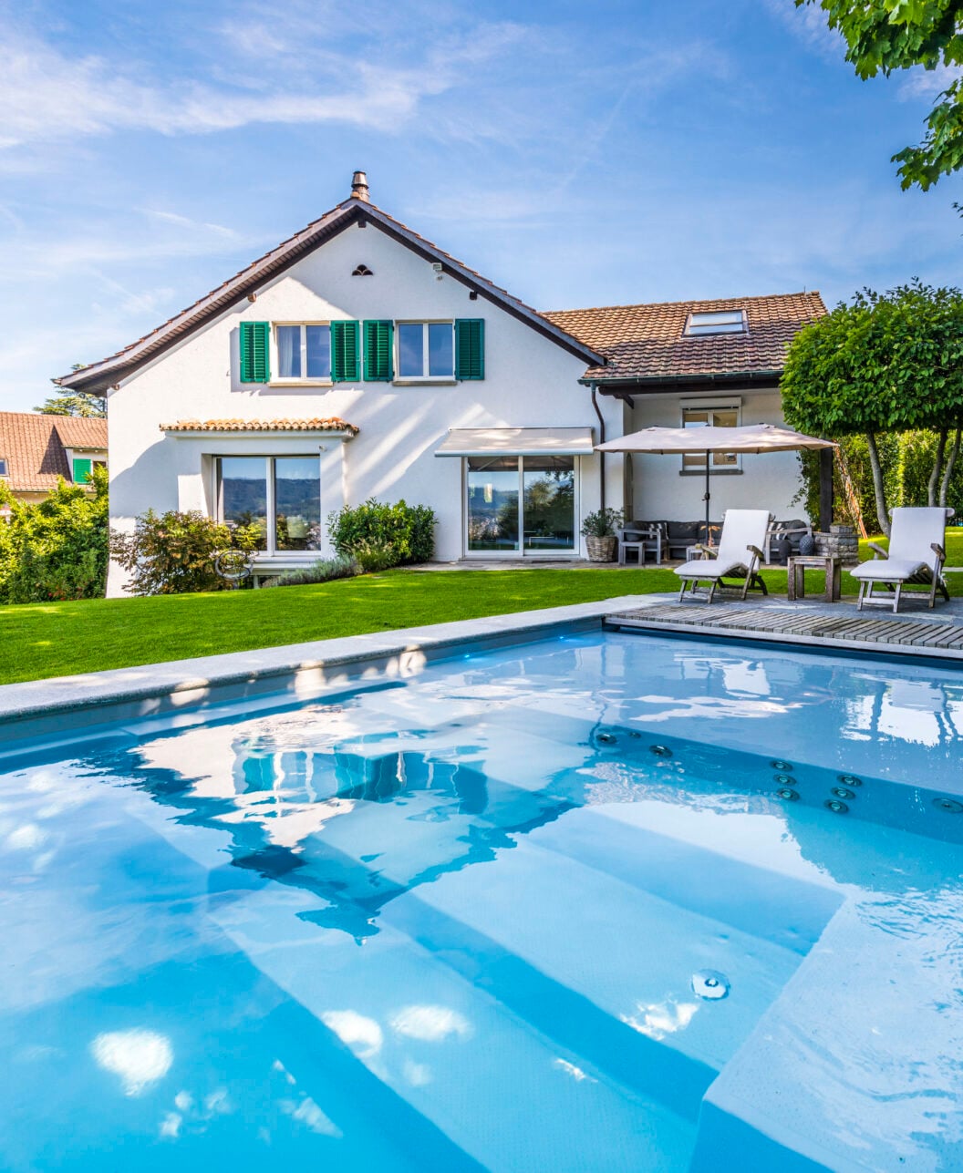 GFK-Fertigschwimmbecken von Riviera Pool mit seitlichem Wasserspiel, Küsnacht