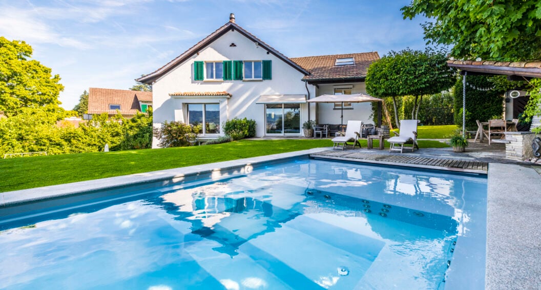 GFK-Fertigschwimmbecken von Riviera Pool mit seitlichem Wasserspiel, Küsnacht