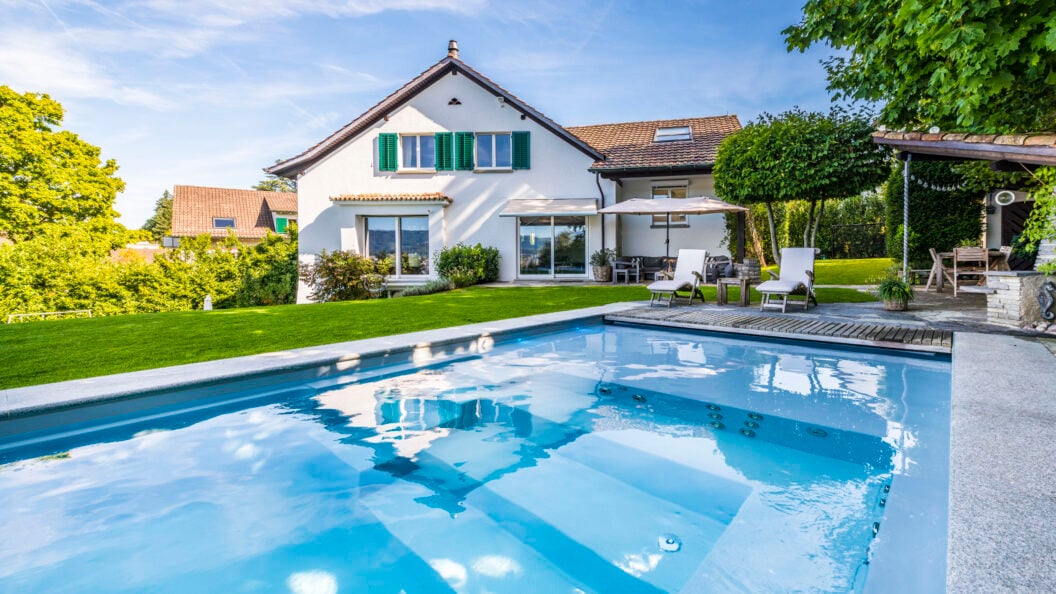 GFK-Fertigschwimmbecken von Riviera Pool mit seitlichem Wasserspiel, Küsnacht