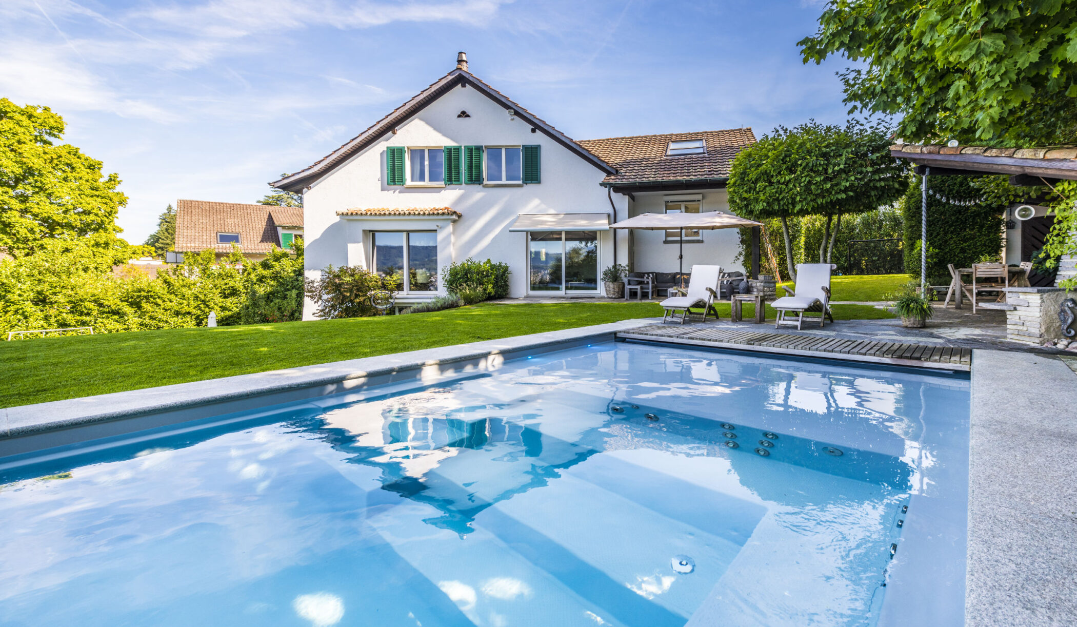 GFK-Fertigschwimmbecken von Riviera Pool mit seitlichem Wasserspiel, Küsnacht