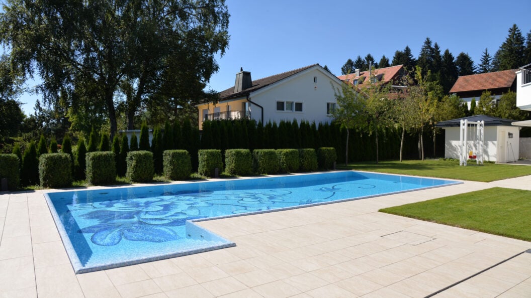 Garten-Schwimmbad mit allseitiger Überlaufrinne und Mosaik ausgekleidet, Zumikon