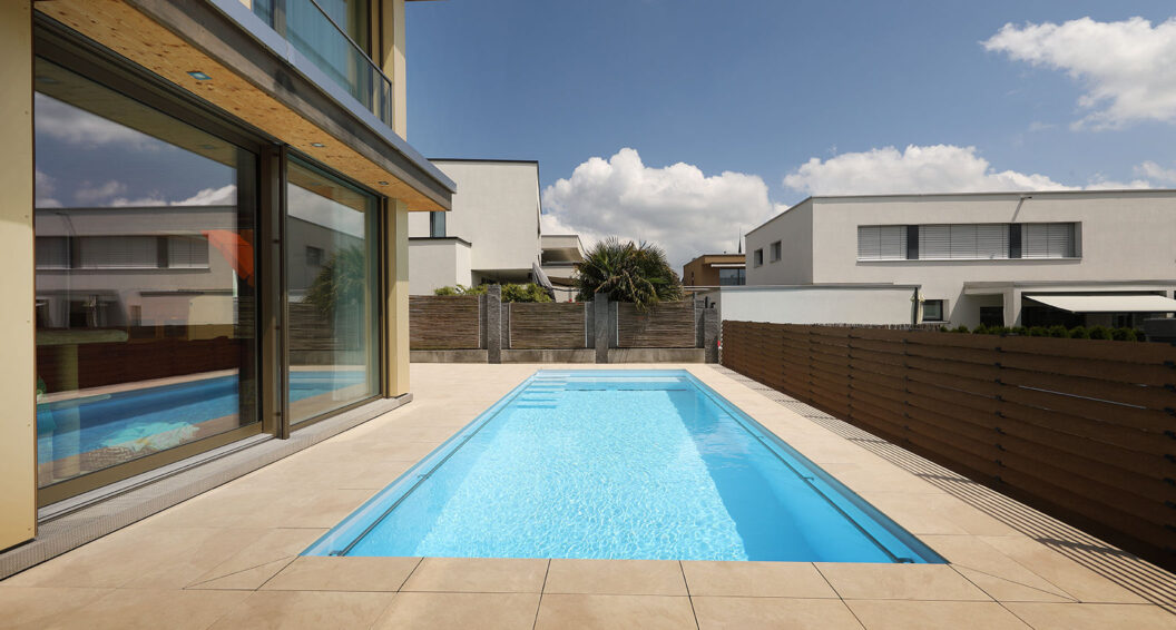 Fertigschwimmbecken bei Einfamilienhaus aus PP polarweiss mit Schwimmanlage, Rain