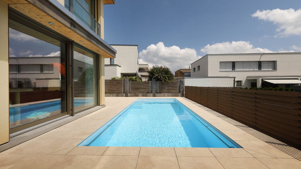 Fertigschwimmbecken bei Einfamilienhaus aus PP polarweiss mit Schwimmanlage, Rain