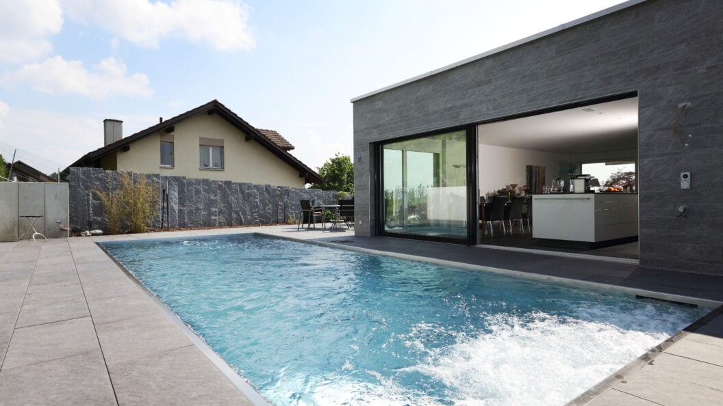 Edelstahl-Schwimmbecken neben Terrassenhaus, Grüt