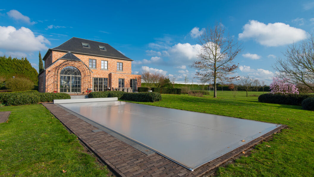 Coverseal-Abdeckung über einem Aussenpool