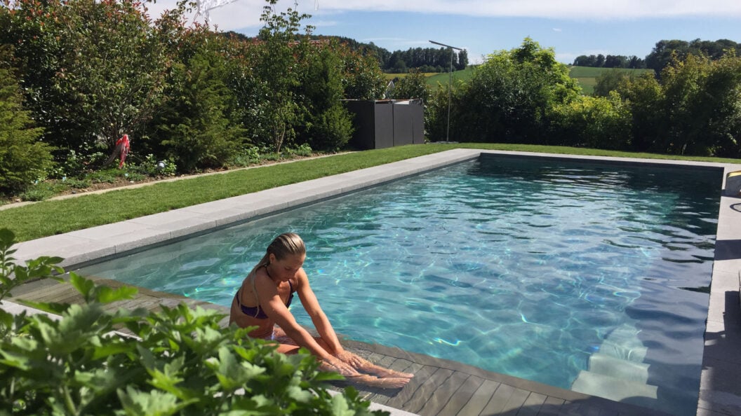 Sichtbeton-Schwimmbecken mit kleiner Flachwasserzone, Winkel
