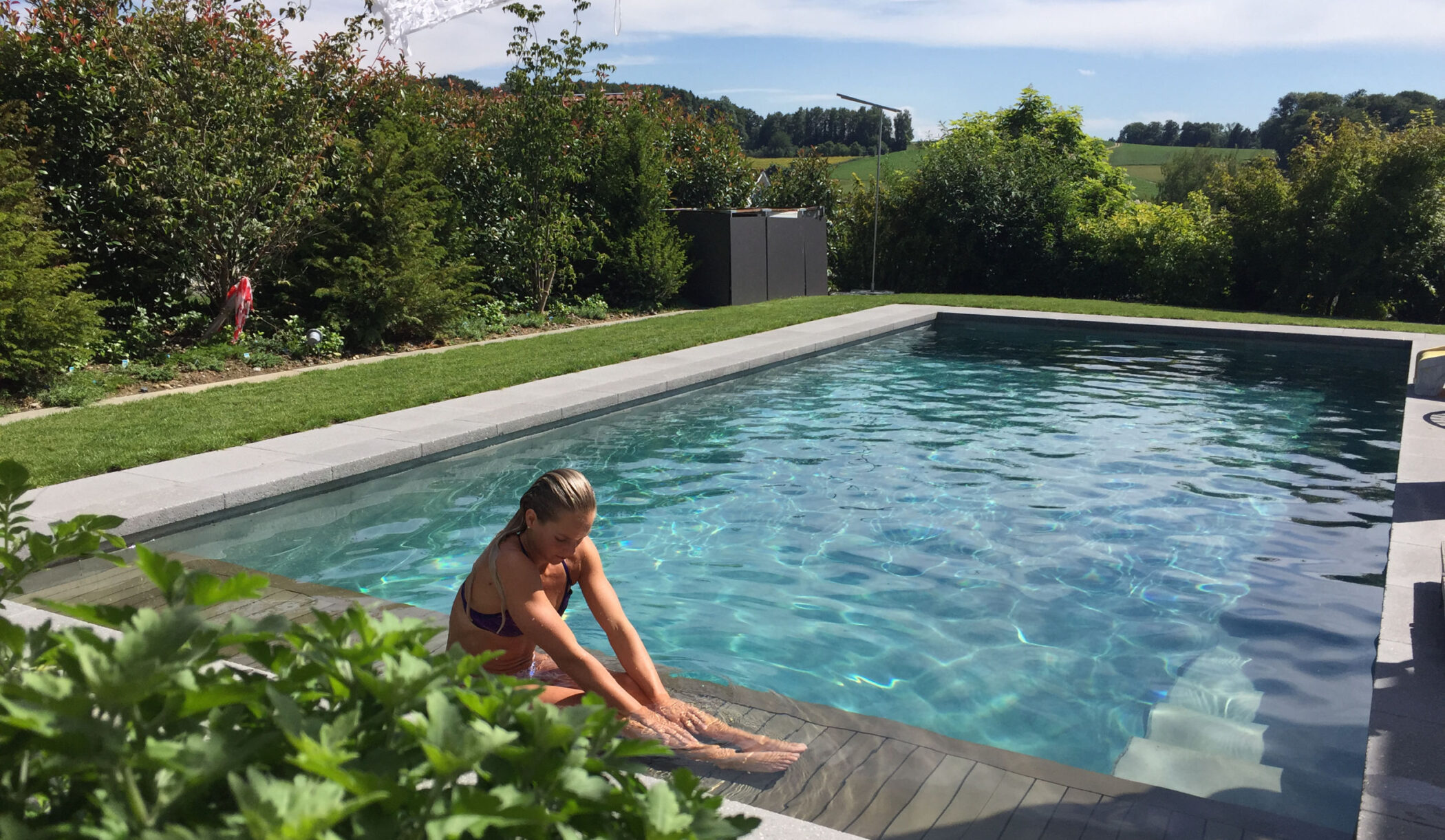 Sichtbeton-Schwimmbecken mit kleiner Flachwasserzone, Winkel