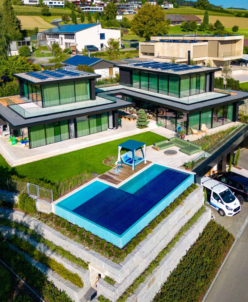 Infinity-Pool mit Mosaik, Geltwil