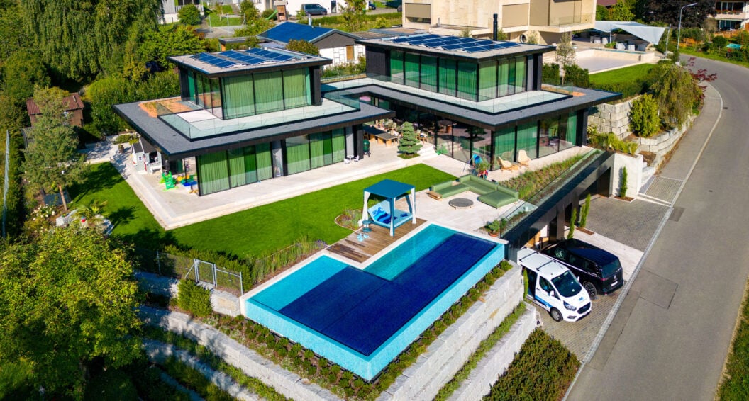 Infinity-Pool mit Mosaik, Geltwil