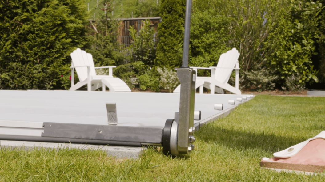 Kurbelantrieb einer Rollschutz-Poolabdeckung am Beckenrand