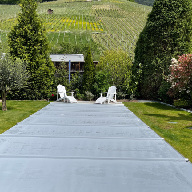 BAC Rollschutz Multiversal in Grau – Abdeckplane auf einem Pool im Garten