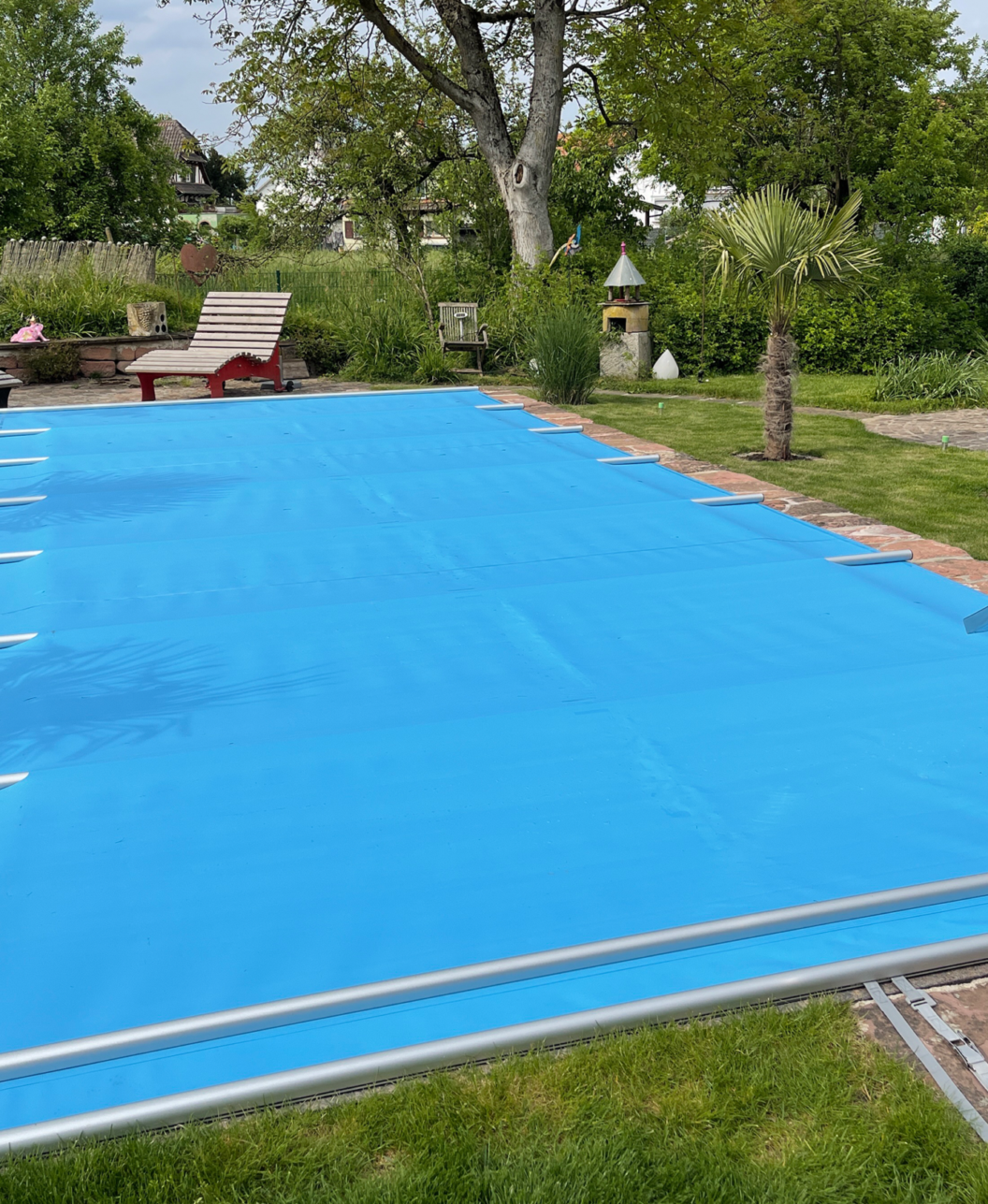 BAC Rollschutz Novatrend in Hellblau – Abdeckplane auf einem Gartenpool