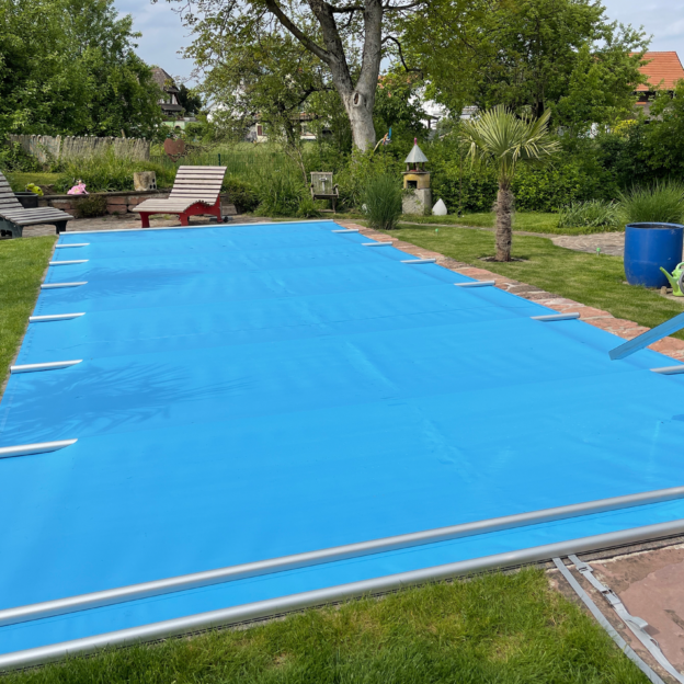 BAC Rollschutz Novatrend in Hellblau – Abdeckplane auf einem Gartenpool