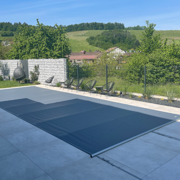 BAC Rollschutz SwissTop in Anthrazit – Sicherheitsabdeckung auf einem Aussenpool