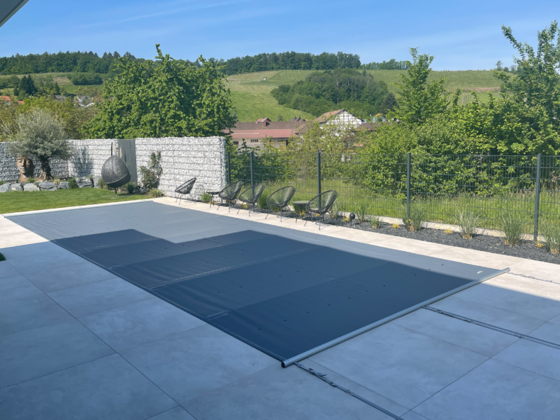 BAC Rollschutz SwissTop in Anthrazit – Sicherheitsabdeckung auf einem Aussenpool