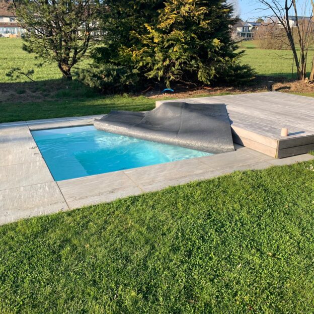 Sprudelbecken mit Schiebedeck in Wolfhausen