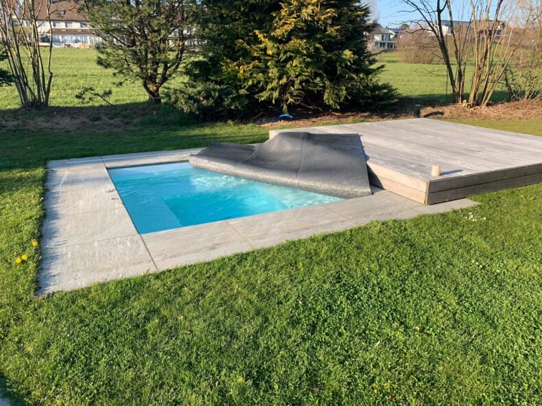 Sprudelbecken mit Schiebedeck in Wolfhausen