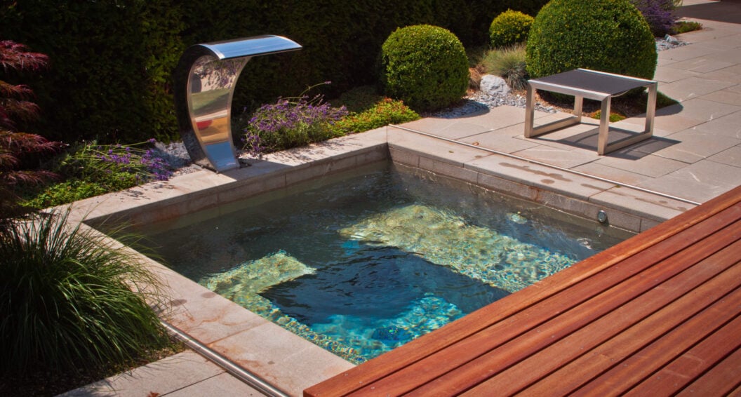 Mini Pool – Warmwasser-Sprudelbecken mit Schiebedeck, Küsnacht