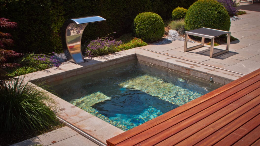 Mini Pool – Warmwasser-Sprudelbecken mit Schiebedeck, Küsnacht