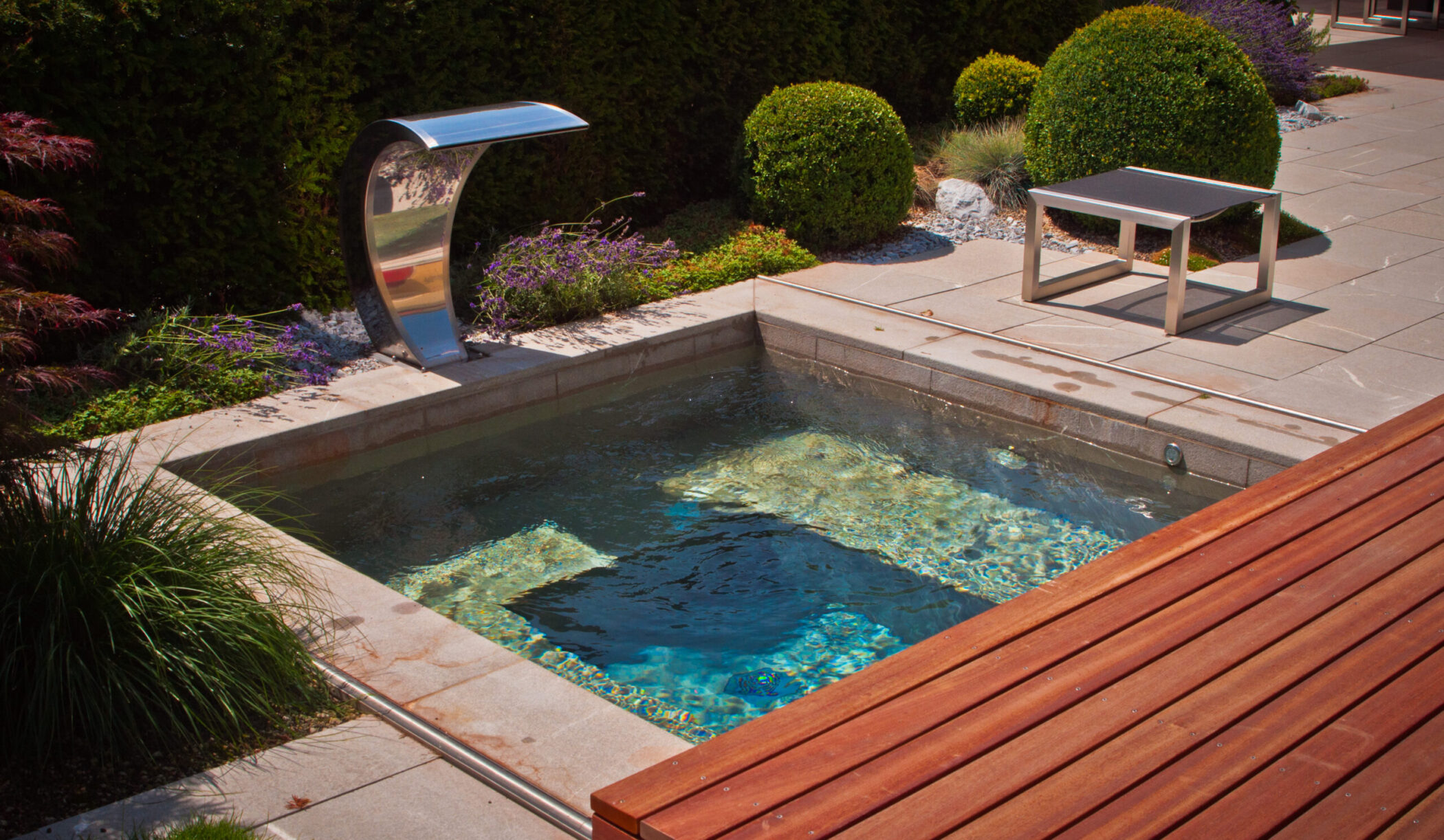 Mini Pool – Warmwasser-Sprudelbecken mit Schiebedeck, Küsnacht