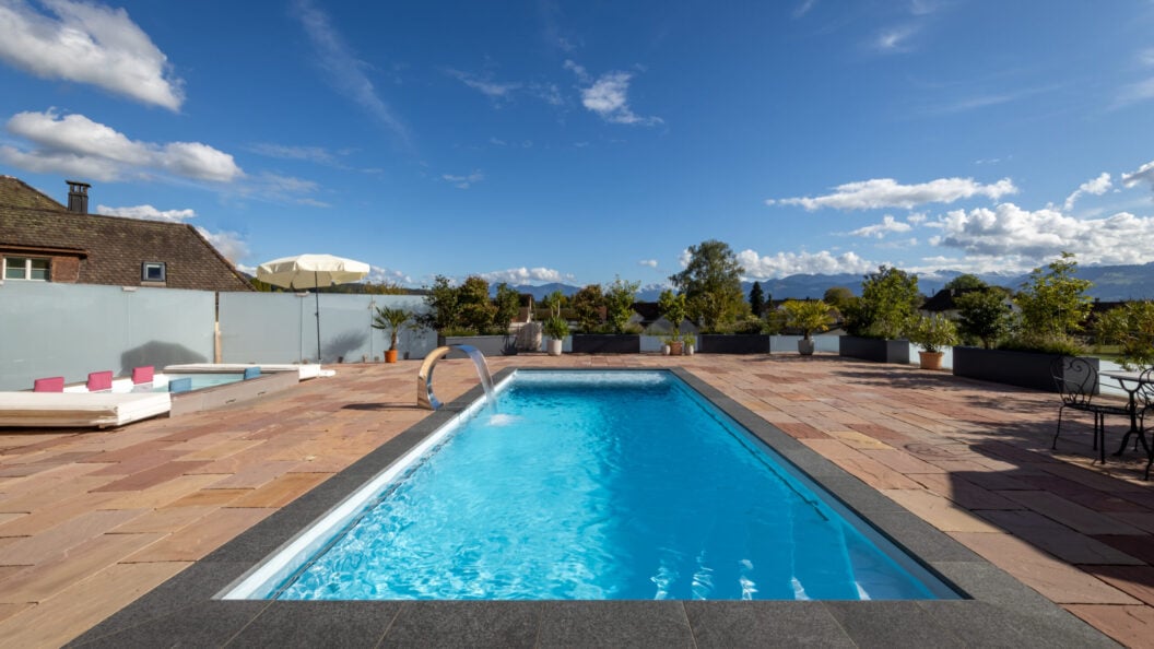 Folienpool auf einer Terrasse mit Weitblick, Projekt Rüti