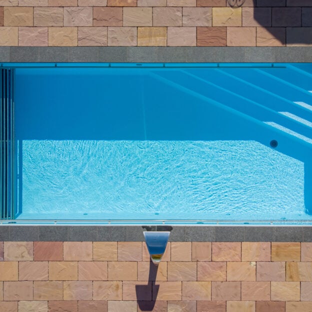 Folienpool von oben mit klarer Wasserlinie, Projekt Rüti