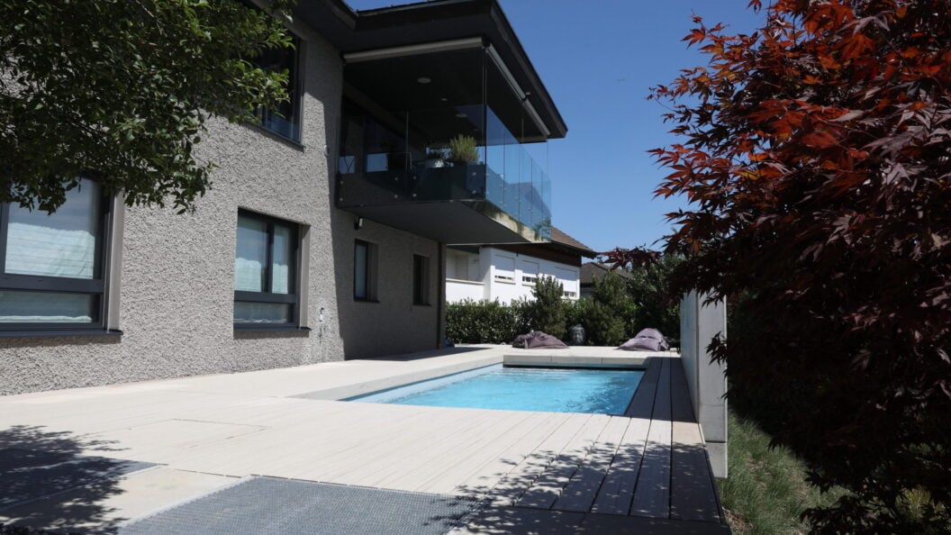 Folienpool neben modernem Mehrfamilienhaus, Projekt Unterengstringen