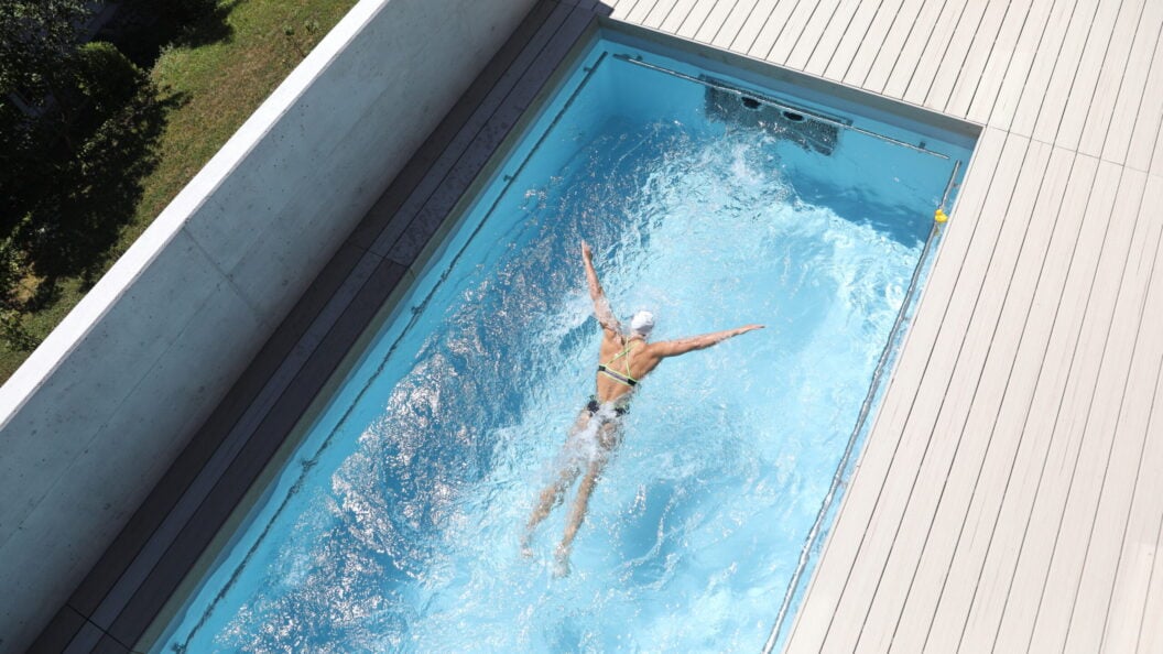 Schwimmerin in einem Folienpool von oben, Projekt Unterengstringen