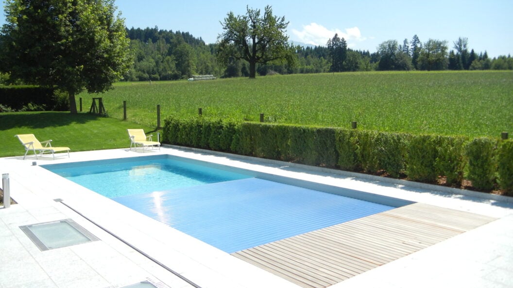 Folienpool mit aufgerollter Lamellenabdeckung, Projekt Buonas