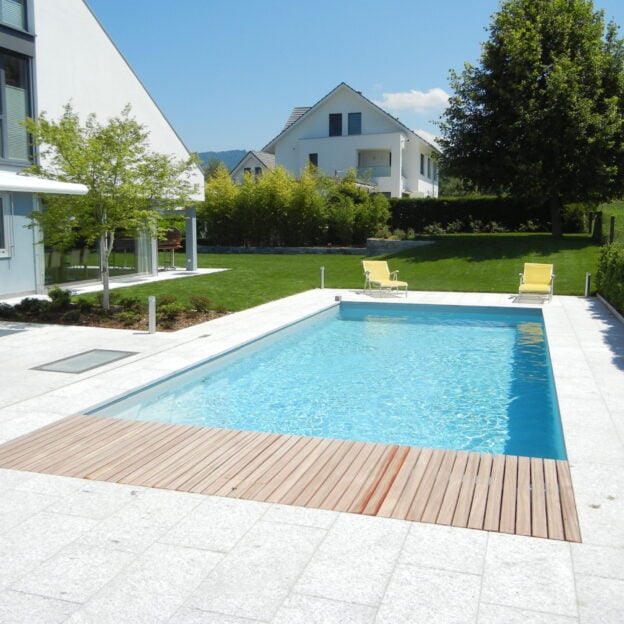 Folienpool mit Holzdeck und Ligusterhecke, Projekt Buonas