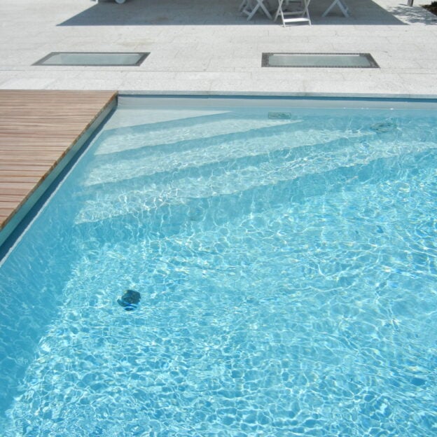 Wasseroberfläche eines Folienpools mit Holzdeck, Projekt Buonas