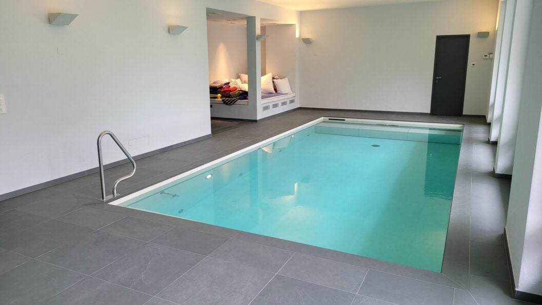 Hallenbad mit hellem Becken und Ruhebereich, Projekt Rüschlikon