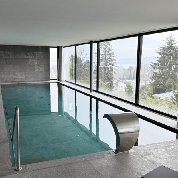 Helles Hallenbad mit Glasfront und Seesicht, Projekt SBA 12751