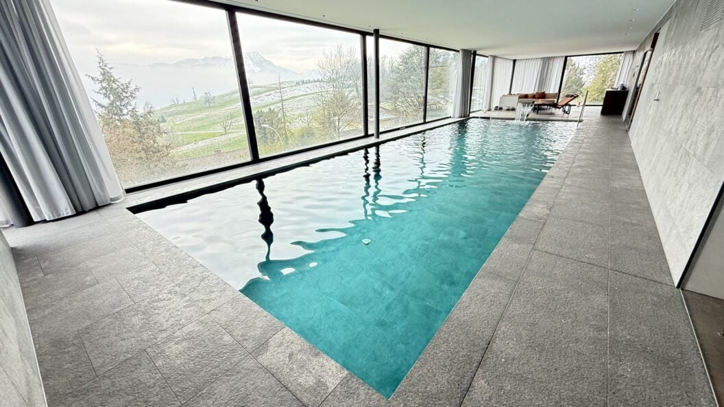 Hallenbad mit dunklem Becken und Panoramafenster, Projekt SBA 12751