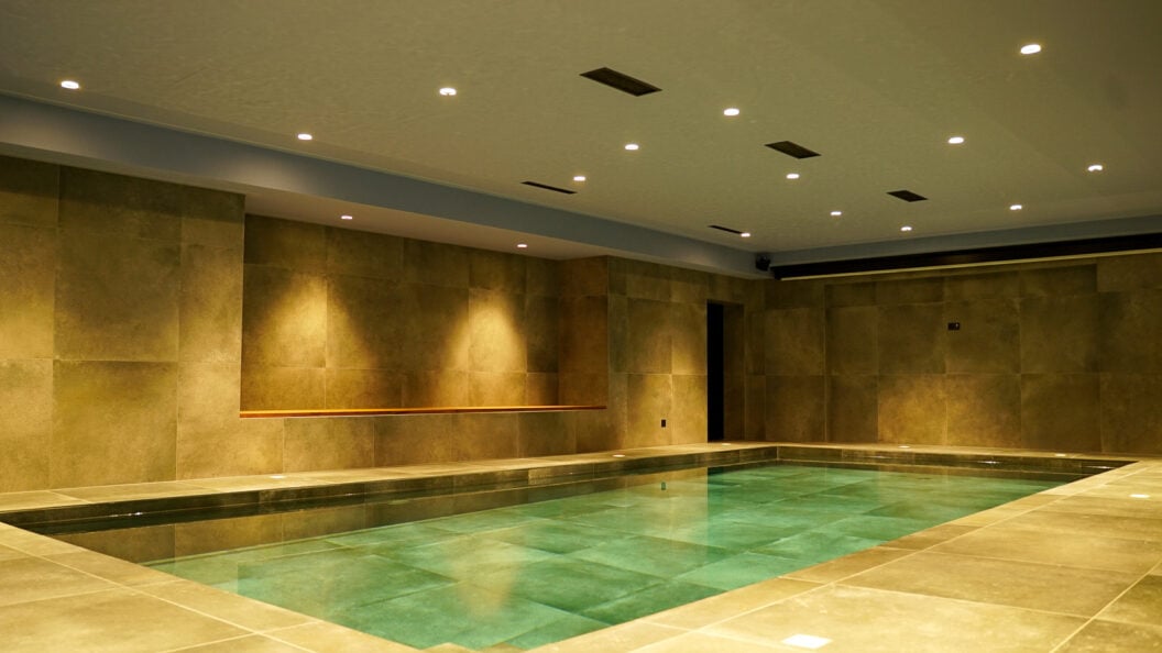 Hallenbad mit grünem Wasserton und Steinplatten, Projekt Erlenbach 11557