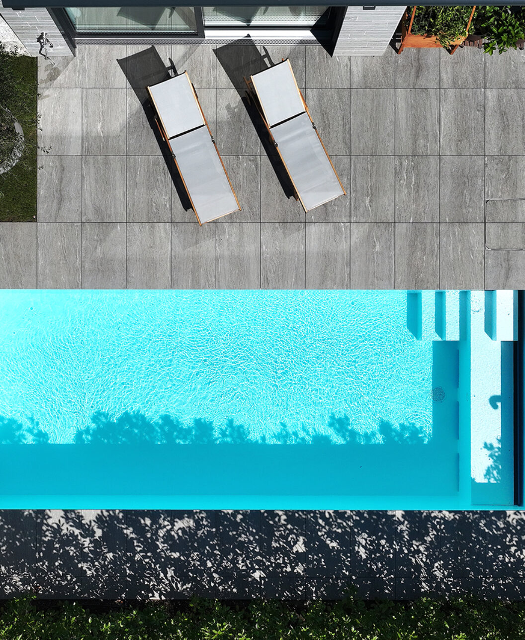 PP-Pool aus der Vogelperspektive mit Terrasse und Liegen, Wilen bei Wollerau