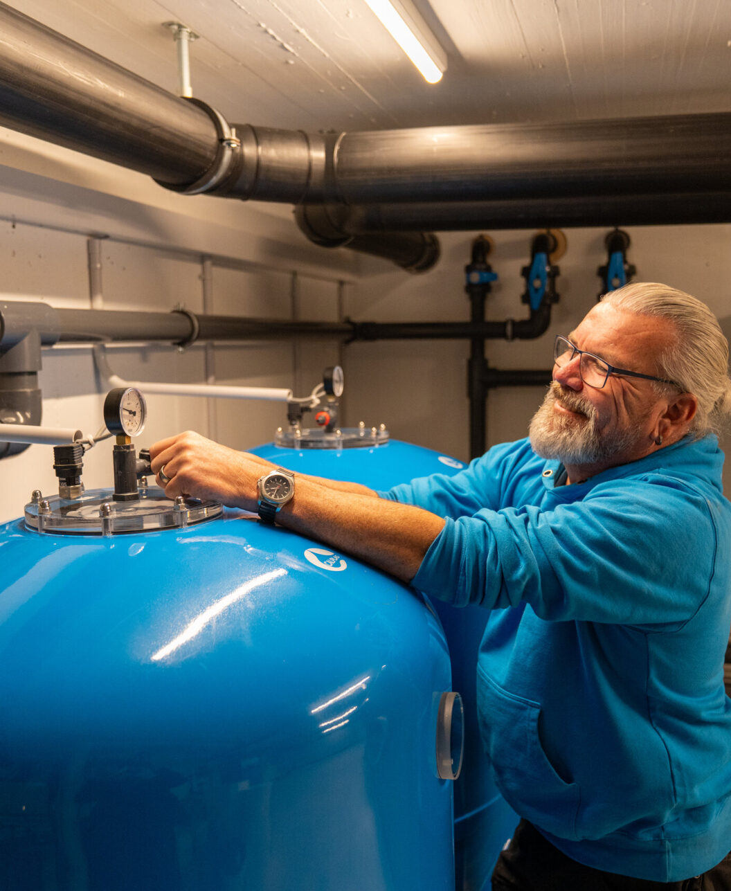 Erich Woodtli kontrolliert den Druck an den Sandfilterkesseln im Technikraum