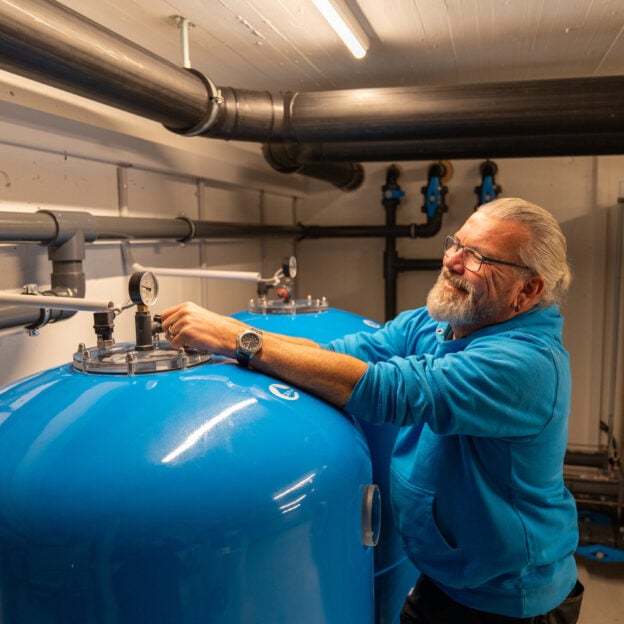 Erich Woodtli kontrolliert den Druck an den Sandfilterkesseln im Technikraum