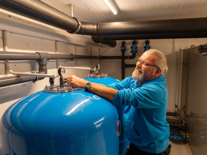 Erich Woodtli kontrolliert den Druck an den Sandfilterkesseln im Technikraum
